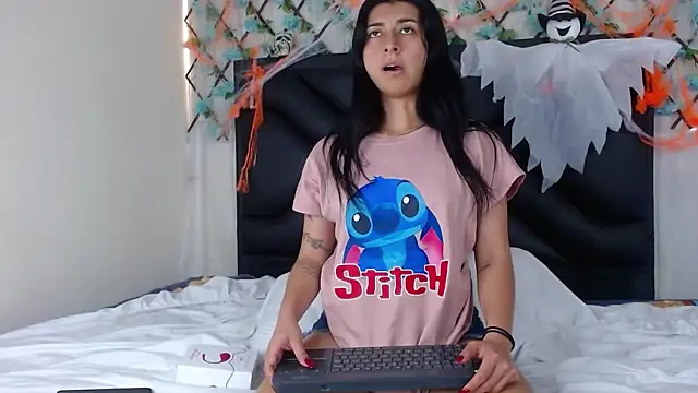 Snapshot of EmmaWilliamss chatting on 10/24/25, 04:47 EmmaWilliamss online show from 10/24/25, 04:47