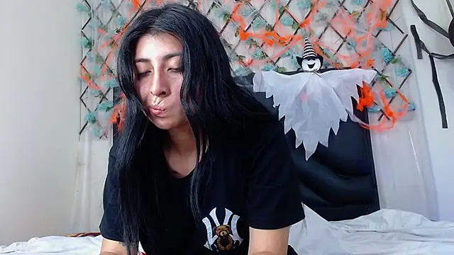 Snapshot of EmmaWilliamss chatting on 11/01/25, 11:18 EmmaWilliamss online show from 11/01/25, 11:18