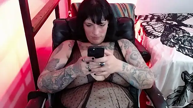 Snapshot of VampGirl1 chatting on 01/12/25, 04:50 VampGirl1 online show from 01/12/25, 04:50