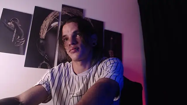 Snapshot of AlbertBernal69 chatting on 11/19/25, 04:56 AlbertBernal69 online show from 11/19/25, 04:56