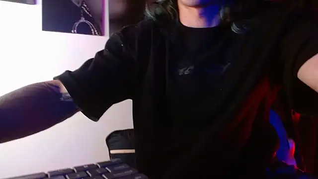 Snapshot of AlbertBernal69 chatting on 11/28/25, 04:26 AlbertBernal69 online show from 11/28/25, 04:26