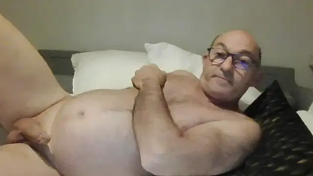 Snapshot of chrichri38@xh chatting on 02/13/25, 10:22 chrichri38xh online show from 02/13/25, 10:22