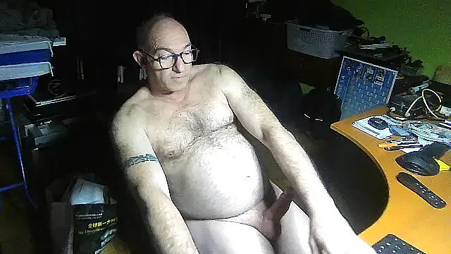 Snapshot of chrichri38@xh chatting on 02/27/25, 10:09 chrichri38xh online show from 02/27/25, 10:09