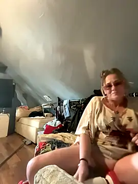 Snapshot of SummerBlueMoon chatting on 11/11/25, 09:26 SummerBlueMoon online show from 11/11/25, 09:26