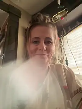 Snapshot of SummerBlueMoon chatting on 12/14/25, 02:06 SummerBlueMoon online show from 12/14/25, 02:06