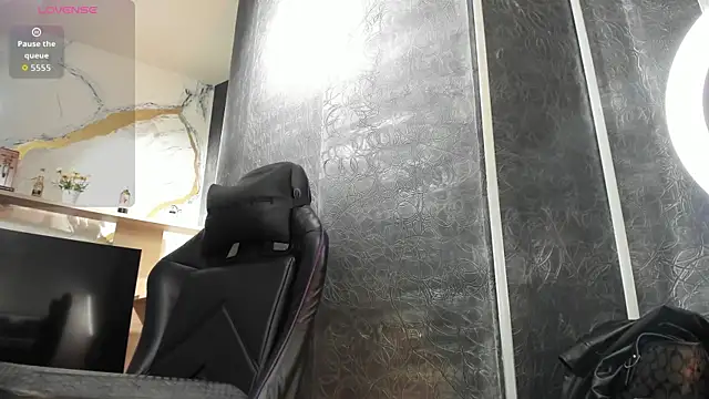 Snapshot of LunaBaker-1 chatting on 10/31/25, 09:05 LunaBaker-1 online show from 10/31/25, 09:05