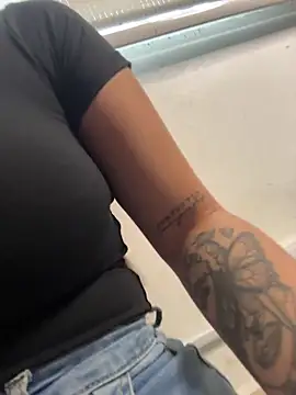 Snapshot of LunaBaker-1 chatting on 11/17/25, 08:36 LunaBaker-1 online show from 11/17/25, 08:36