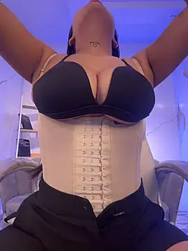 Snapshot of LunaBaker-1 chatting on 11/23/25, 01:00 LunaBaker-1 online show from 11/23/25, 01:00