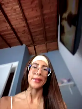 Snapshot of lauravasquez chatting on 10/16/25, 03:02 lauravasquez online show from 10/16/25, 03:02