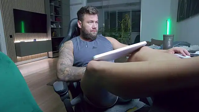 Snapshot of UbbeViking chatting on 10/30/25, 04:41 UbbeViking online show from 10/30/25, 04:41