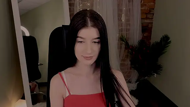 Snapshot of LauraCoy chatting on 12/25/24, 12:05 LauraCoy online show from 12/25/24, 12:05