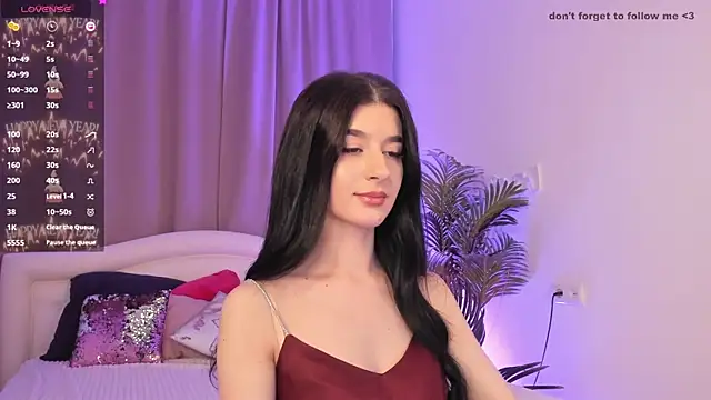 Snapshot of LauraCoy chatting on 01/04/25, 11:59 LauraCoy online show from 01/04/25, 11:59