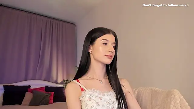 Snapshot of LauraCoy chatting on 01/15/25, 11:30 LauraCoy online show from 01/15/25, 11:30