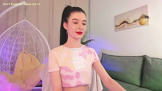 Snapshot of LauraCoy chatting on 02/04/25, 02:28 LauraCoy online show from 02/04/25, 02:28