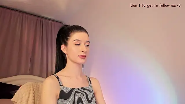 Snapshot of LauraCoy chatting on 02/06/25, 11:48 LauraCoy online show from 02/06/25, 11:48