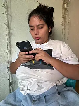 Snapshot of moncerrat_luna chatting on 05/14/26, 01:29 moncerrat luna online show from 05/14/26, 01:29