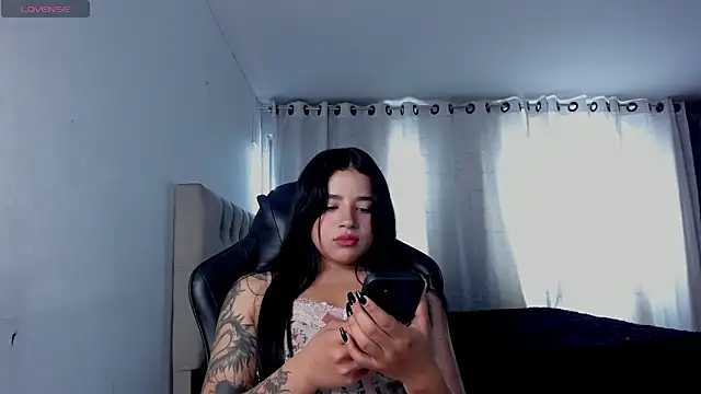 Snapshot of aliice_walker_ chatting on 04/17/26, 05:38 aliice walker online show from 04/17/26, 05:38