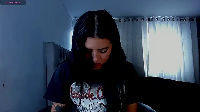 Snapshot of aliice_walker_ chatting on 04/27/26, 04:05 aliice walker online show from 04/27/26, 04:05