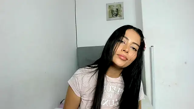 Snapshot of Sophie__Foxxx chatting on 12/23/24, 07:41 Sophie Foxxx online show from 12/23/24, 07:41