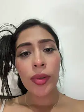 Snapshot of Sophie__Foxxx chatting on 01/05/25, 01:35 Sophie Foxxx online show from 01/05/25, 01:35