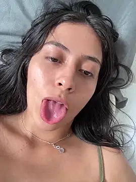 Snapshot of Sophie__Foxxx chatting on 03/04/25, 05:34 Sophie Foxxx online show from 03/04/25, 05:34