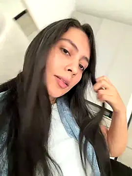 Snapshot of Sophie__Foxxx chatting on 11/17/25, 06:35 Sophie Foxxx online show from 11/17/25, 06:35