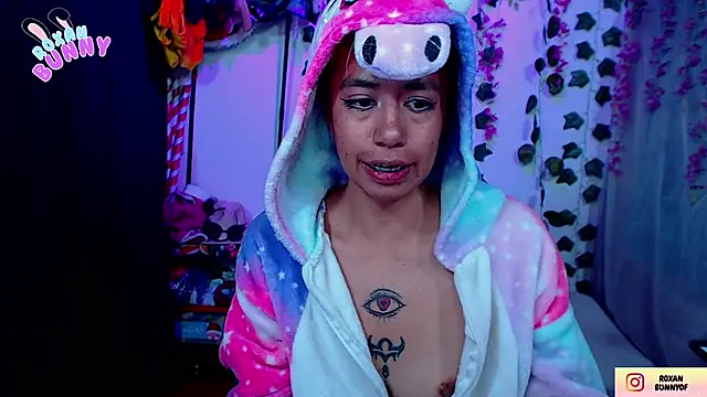 Snapshot of Roxanbunny1 chatting on 09/15/25, 02:44 Roxanbunny1 online show from 09/15/25, 02:44