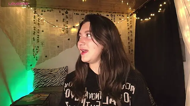 Snapshot of kisstarxxx chatting on 10/18/25, 04:04 kisstarxxx online show from 10/18/25, 04:04