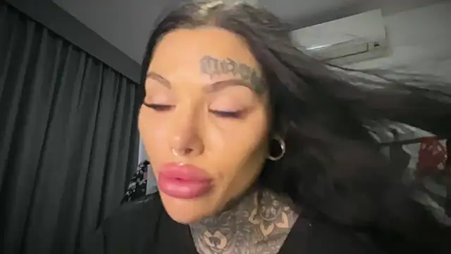 claudiacvc95 online show from 10/28/25, 03:43