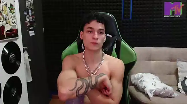 Snapshot of Curly_Angel24 chatting on 02/02/25, 11:21 Curly Angel24 online show from 02/02/25, 11:21