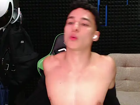 Snapshot of Curly_Angel24 chatting on 10/04/25, 01:14 Curly Angel24 online show from 10/04/25, 01:14