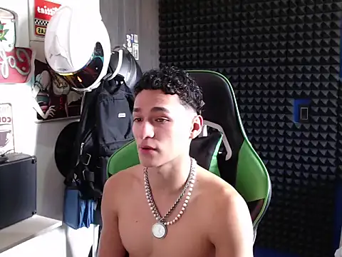 Snapshot of Curly_Angel24 chatting on 10/04/25, 03:54 Curly Angel24 online show from 10/04/25, 03:54