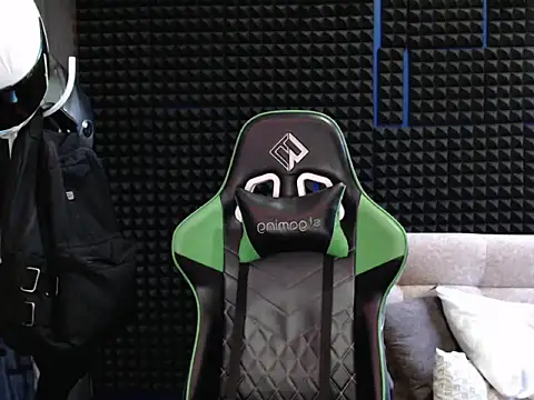 Snapshot of Curly_Angel24 chatting on 10/19/25, 10:32 Curly Angel24 online show from 10/19/25, 10:32