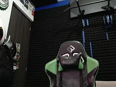 Snapshot of Curly_Angel24 chatting on 10/23/25, 11:14 Curly Angel24 online show from 10/23/25, 11:14