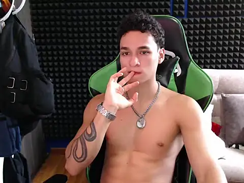 Snapshot of Curly_Angel24 chatting on 10/26/25, 09:53 Curly Angel24 online show from 10/26/25, 09:53