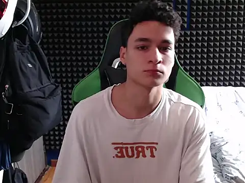 Snapshot of Curly_Angel24 chatting on 11/24/25, 03:01 Curly Angel24 online show from 11/24/25, 03:01