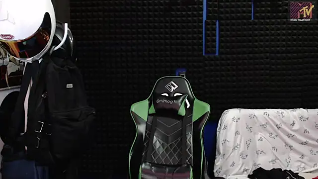 Snapshot of Curly_Angel24 chatting on 11/26/25, 12:44 Curly Angel24 online show from 11/26/25, 12:44