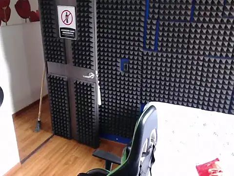 Snapshot of Curly_Angel24 chatting on 11/28/25, 05:04 Curly Angel24 online show from 11/28/25, 05:04