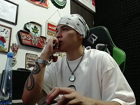 Snapshot of Curly_Angel24 chatting on 11/30/25, 01:20 Curly Angel24 online show from 11/30/25, 01:20