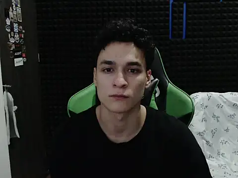 Snapshot of Curly_Angel24 chatting on 12/05/25, 01:03 Curly Angel24 online show from 12/05/25, 01:03