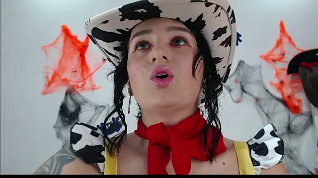 Snapshot of Sisirojas chatting on 10/31/25, 02:12 Sisirojas online show from 10/31/25, 02:12