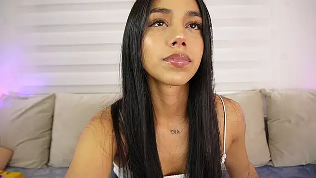 Snapshot of Ariadna5 chatting on 02/13/25, 04:11 Ariadna5 online show from 02/13/25, 04:11