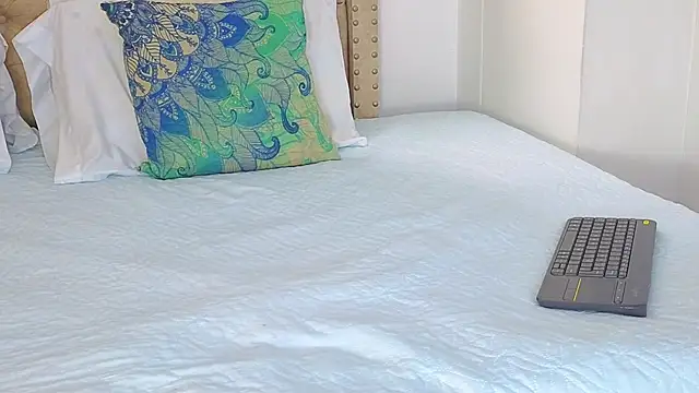 Snapshot of KeryHillson chatting on 10/27/25, 01:48 KeryHillson online show from 10/27/25, 01:48