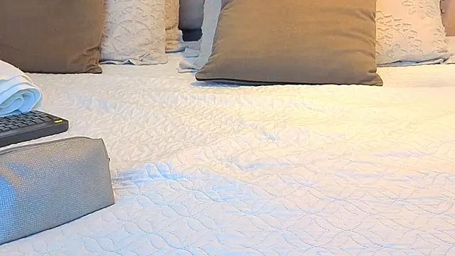 Snapshot of KeryHillson chatting on 11/06/25, 01:12 KeryHillson online show from 11/06/25, 01:12