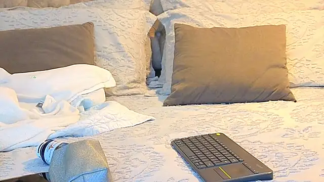 Snapshot of KeryHillson chatting on 11/08/25, 12:16 KeryHillson online show from 11/08/25, 12:16