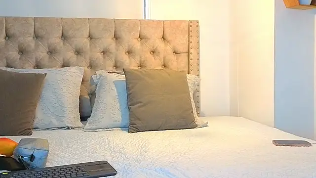 Snapshot of KeryHillson chatting on 11/12/25, 11:54 KeryHillson online show from 11/12/25, 11:54