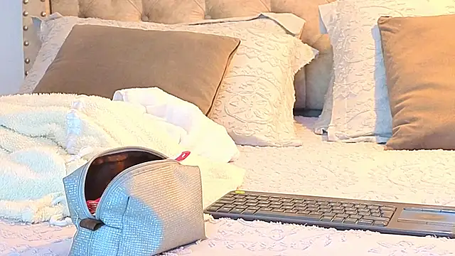 Snapshot of KeryHillson chatting on 11/15/25, 12:13 KeryHillson online show from 11/15/25, 12:13