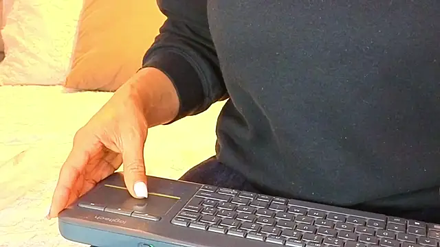 Snapshot of KeryHillson chatting on 11/26/25, 12:06 KeryHillson online show from 11/26/25, 12:06