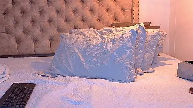 Snapshot of KeryHillson chatting on 12/14/25, 01:05 KeryHillson online show from 12/14/25, 01:05