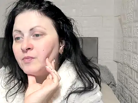 Snapshot of Lillian2 chatting on 02/15/25, 12:33 Lillian2 online show from 02/15/25, 12:33